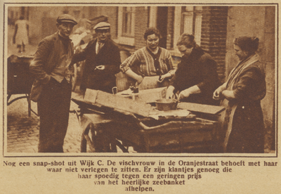 871132 Afbeelding van een visvrouw met enkele klanten bij een handkar in de Oranjestraat in Wijk C te Utrecht.
